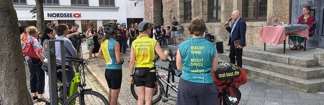 Sozialdezernent begrüßt vor dem Rathaus die Tandems und Teilnehmende