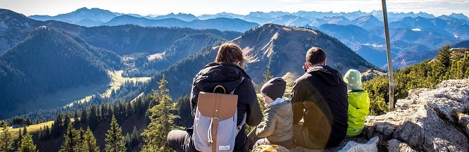 Familie beim Wandern in den Bergen