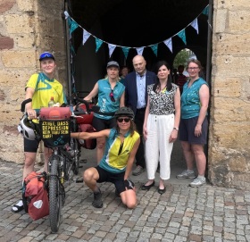 4 MUT-TOUR Teilnehmerinnen mit einem Tandem, Sozialdezernent Eberhard Hertzsch und Psychiatriekoordinatorin 