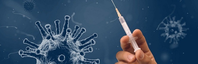 Hand hält eine Spritze, daneben ein vergrößertes Coronavirus