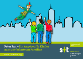Peter Pan mit Kindern vor der Silhouette Jenas