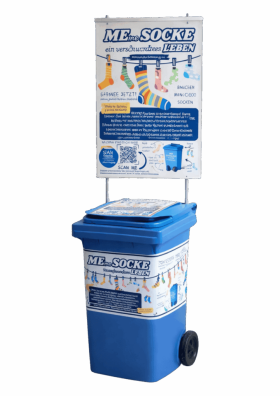 Blaue Plastiktonne mit Plakat und Beschriftung zur Sockenaktion