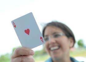 Frau beim Karten spielen