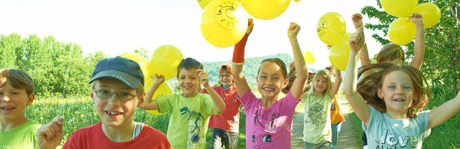Klasse 2000 Kinder mit Luftballons