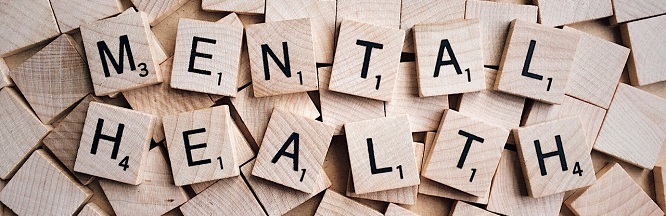 Holzteile mit Buchstaben bilden die Worte mental health