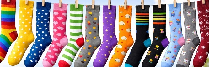 eine Wäscheleine mit bunten Socken